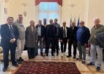 Via la plastica dalle spiagge di Pescara, il Comune incassa l’ok dei balneatori per gli ombrelloni in rafia sintetica