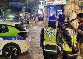 Armato di coltello lo brandisce in mezzo alla strada e crea il panico, fermato dalla polizia locale.