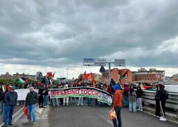 “Asse chiuso per genocidio”, manifestanti pro Palestina bloccano l’asse attrezzato