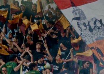 Paura dopo la partita, tifosi prendono a sprangate il pulmino della squadra avversaria