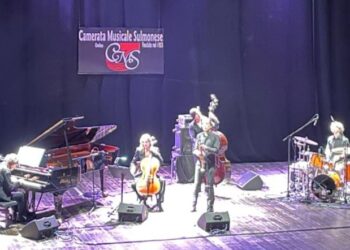 Il Teatro Maria Caniglia di Sulmona gremito celebra l’eleganza musicale di Sergio Cammariere