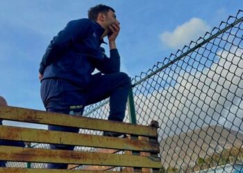 Squalificato ma presente: l’allenatore dell’Asd Aielli guarda la partita dal rimorchio di un trattore