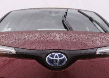 Ibrido o Full Electric? Cosa considerare prima dell’acquisto di un’auto sostenibile