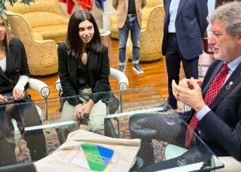 Alisia e Gaia Alfieri del Lavoro, le due studentesse incontrano Marsilio