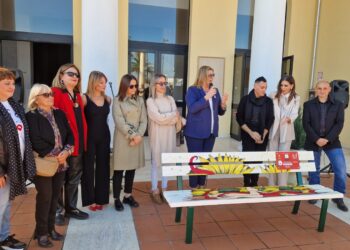 Panchina d’autore contro il femminicidio consegnata a Giulianova, simbolo di impegno e rinascita