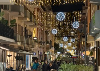 A Pescara è Natale: luminarie accese, mercatino e pista di pattinaggio. L’8 dicembre arriva l’albero