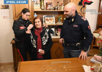 Finti carabinieri truffano un’anziana, arrestate a Pescara e recuperata la refurtiva