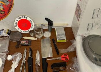 In casa un arsenale di armi e un bazar della droga: arrestato 32enne