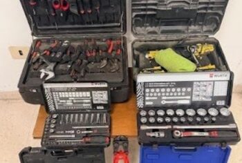 In giro con valigette di attrezzi da lavoro non suoi: denunciato per ricettazione