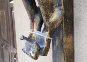 Shock in chiesa, vandali compiono atti blasfemi: spezzano la scritta e profanano il crocifisso (foto)