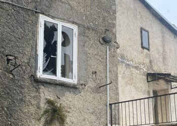 Finestre rotte e porte divelte, vandali scatenati devastano il centro storico, il Comune: tolleranza zero (fotogallery)