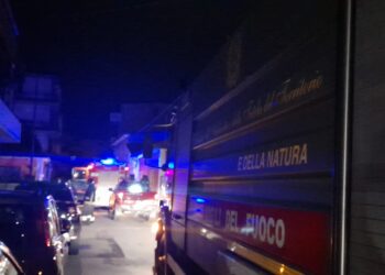 Palazzo in fiamme ad Avezzano, intossicata anche una bimba di 3 anni: le immagini dei soccorsi (fotogallery)