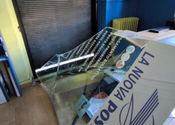 Raid nella notte nel centro città, porte sfondate e vetrine spaccate: svaligiati due negozi (foto)