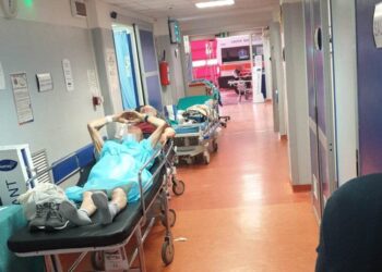 Due giorni sulla barella, poi il decesso: scatta l’inchiesta dopo la denunciata del figlio