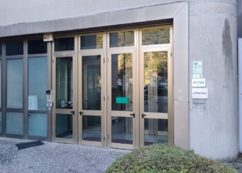 L’Aquila, da via Strinella all’Eur: lavoratori in protesta alla sede di Poste Italiane
