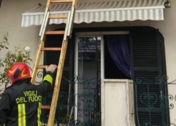 Violento incendio in una casa del centro, famiglia salvata dai Vigili del fuoco