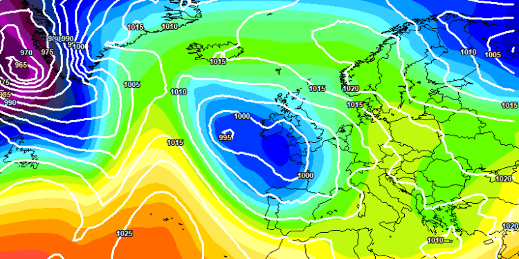La situazione vista dal modello europeo ECMWF per le ore centrali della giornata di Domenica 21 Dicembre. Sulla nostra regione, nuvolosità irregolare sulle aree centro orientali in particolare e con scarse occasioni per dei fenomeni