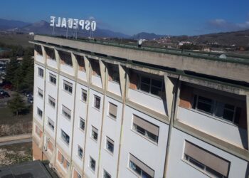 Natale di disperazione, prima tenta di darsi fuoco e poi minaccia di buttarsi dal tetto dell’ospedale