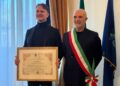 Masci consegna il Ciattè d’oro a Fabio Ciampoli, simbolo della pescaresità nel mondo