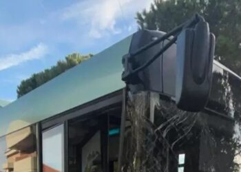 Bus di linea contro auto in sosta, ci sono feriti