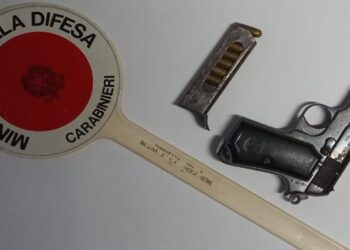 Violenza sessuale e atti persecutori, arrestato 51enne, in casa trovata anche un’arma