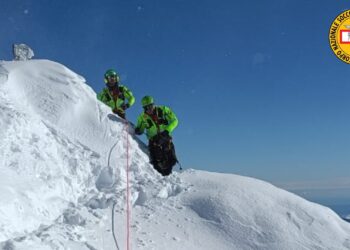 Il Soccorso alpino installa corde fisse per i soccorsi sul Gran Sasso: “non usatele e non toglietele”