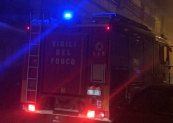 Paura a Celano, nella notte in fiamme il tetto di una casa: famiglia in salvo
