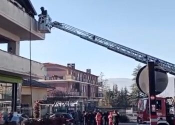 Paura ad Avezzano, fiamme in una palazzina di via XX Settembre: intervengono i Vigili del fuoco