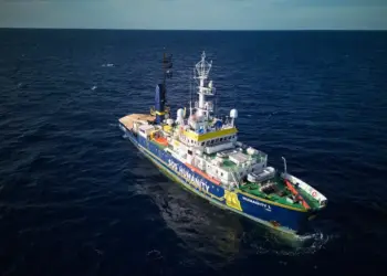 Nave ong con 85 migranti arrivata al porto di Ortona