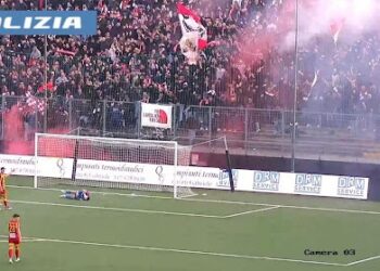 Portiere colpito da petardo, Daspo di 5 anni all’ultras che che ha lanciato la bomba carta