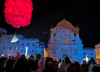 L’Aquila, una notte di luce: il centro storico celebra l’avvio del 2026