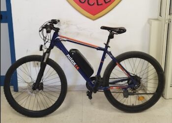 Bicicletta elettrica sospetta e arnesi da scasso: 35enne denunciato dai carabinieri