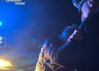 Tragedia sventata, i carabinieri salvano una ragazza che voleva gettarsi sotto un treno