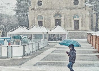 Avezzano sotto la neve, il vero inverno è arrivato: la magia in piazza