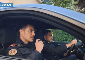 Anziana sviene in casa, salvata da due agenti della Polizia di Stato