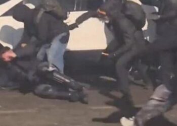 Martellate, calci e pugni: polizotto abruzzese aggredito dai manifestanti a Torino