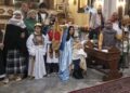 Il maltempo non ferma la fede: il presepe vivente va in scena in chiesa (fotogallery)