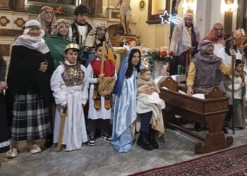 Il maltempo non ferma la fede: il presepe vivente va in scena in chiesa (fotogallery)