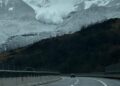 Spettacolo sul Gran Sasso, la valanga che sembra cadere sull’autostrada immortalata in una foto