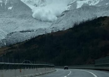 Spettacolo sul Gran Sasso, la valanga che sembra cadere sull’autostrada immortalata in una foto