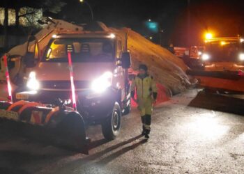 Maltempo, gelo e neve in arrivo. Spargisale in azione dalle prime luci dell’alba all’Aquila (foto)