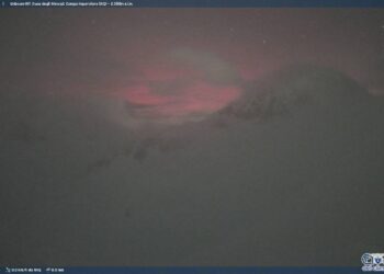 Tempesta geomagnetica, uno spettacolo visto a metà: luci rare appaiono nella bufera