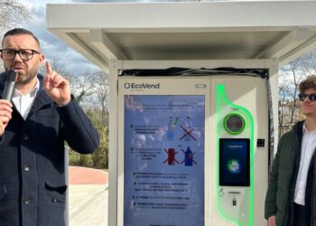 Manoppello premia l’ambiente con il nuovo Mangiaplastica che ricicla bottiglie PET