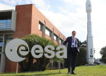 AeroSpazio: Marsilio in visita all’ESA: “In Abruzzo un laboratorio d’avanguardia per l’uso dei satelliti”