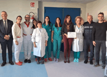 Oncologia L’Aquila, donati caschetti anti-caduta per pazienti in chemioterapia