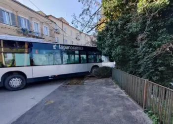 Paura a Chieti, bus di linea si sfrena in pieno centro: ferito un passante