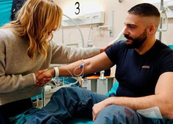 Scontri di Torino, Giorgia Meloni visita l’agente Alessandro Calista in ospedale: “è un tentato omicidio”