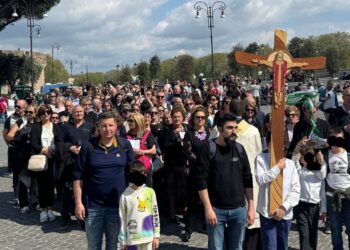 Un dono che unisce il mondo: la Croce del Giubileo 2025 a Tagliacozzo