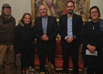 Donata al Vescovo e alla Caritas la somma raccolta con lo spettacolo natalizio da Antonella Nenni