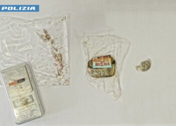 Scacco allo spaccio davanti alle scuole dell’Aquila: sequestrati hashish e bilancino